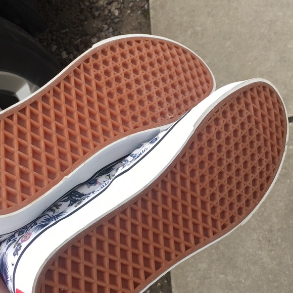 NEW VANS SNEAKERS - Picture 8 of 12